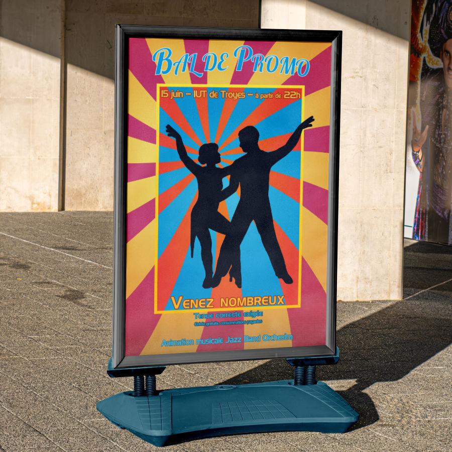 Présentation en extérieur d'une affiche de bal de promo